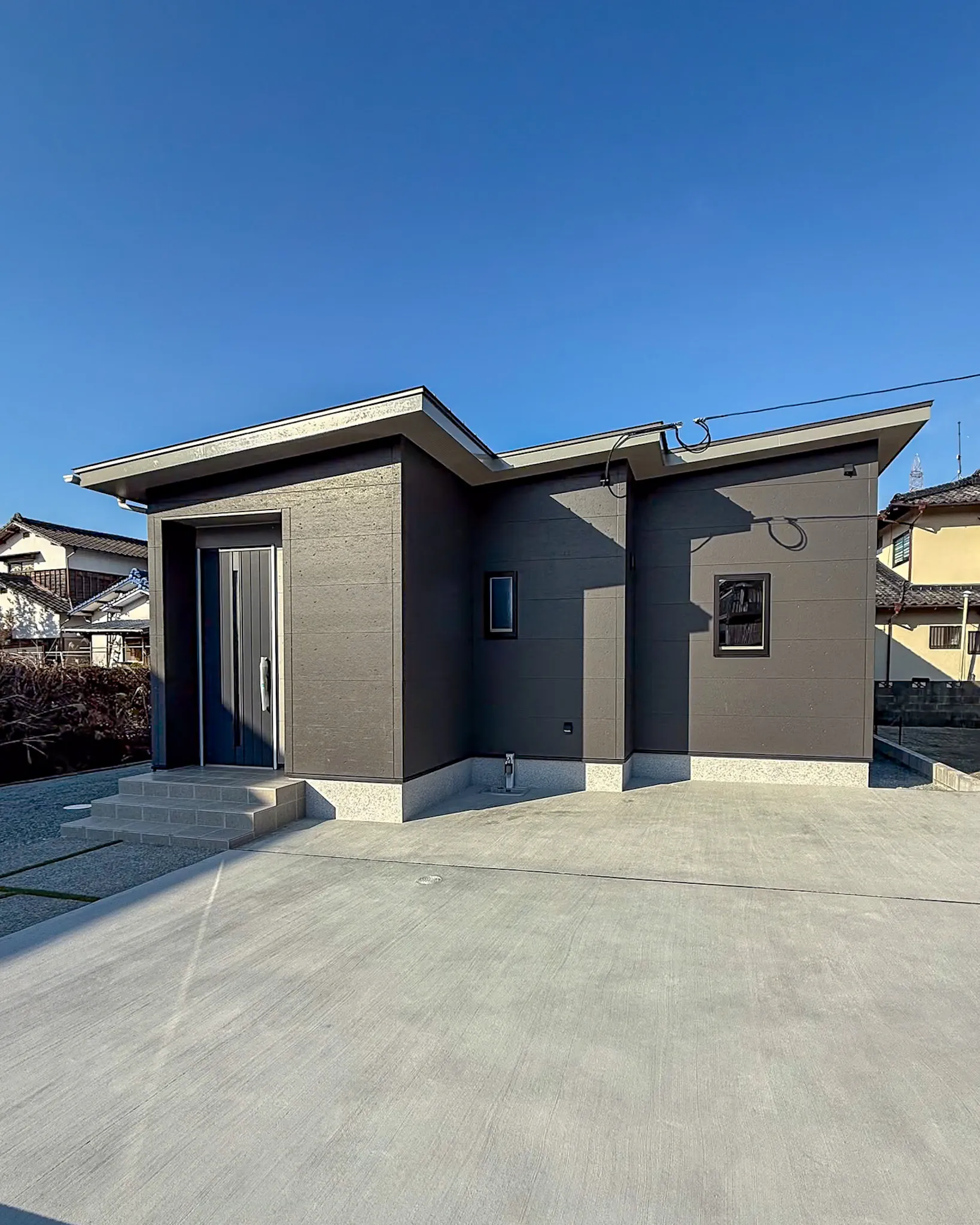 重厚感と高級感を兼ね備えたダークトーンの外観🏡✨