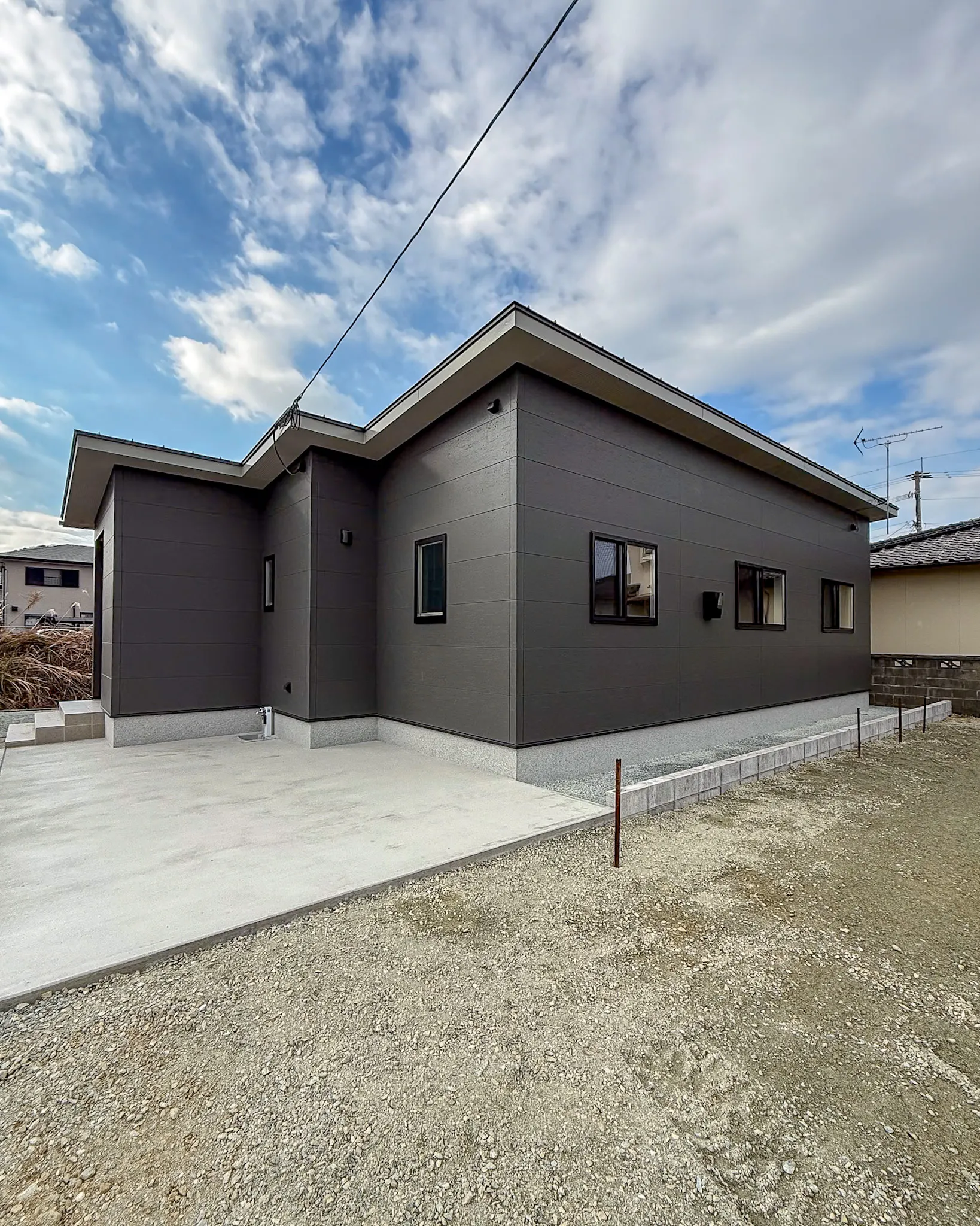 重厚感と高級感を兼ね備えたダークトーンの外観🏡✨