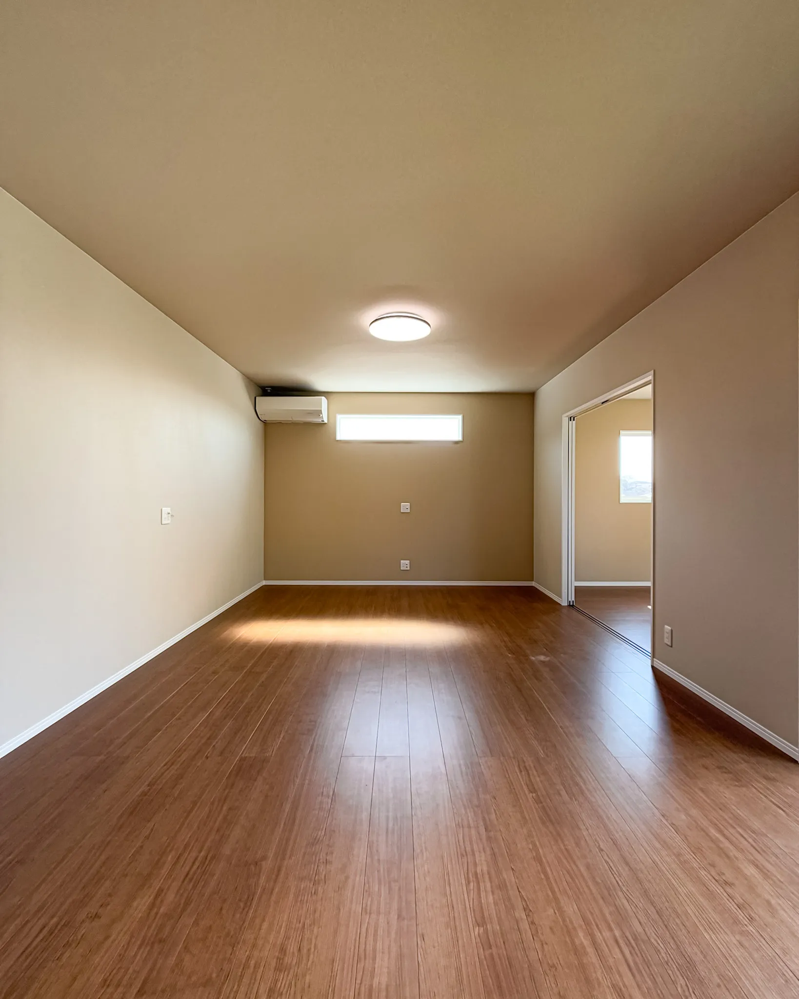 ナチュラルなリビングで、心も体もリラックス🍃 落ち着いたトー...