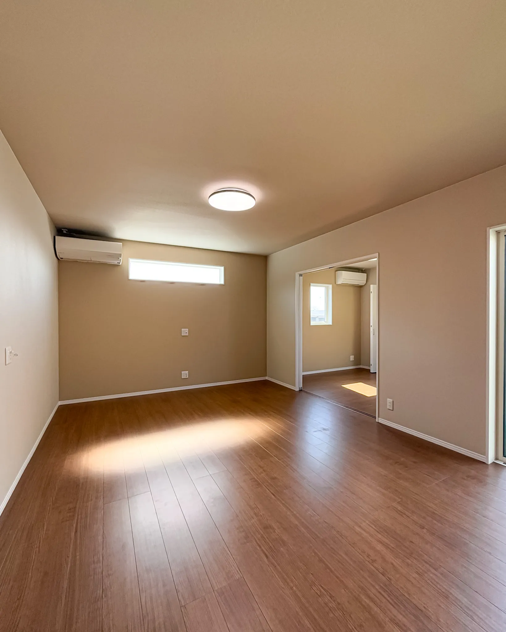 ナチュラルなリビングで、心も体もリラックス🍃 落ち着いたトー...