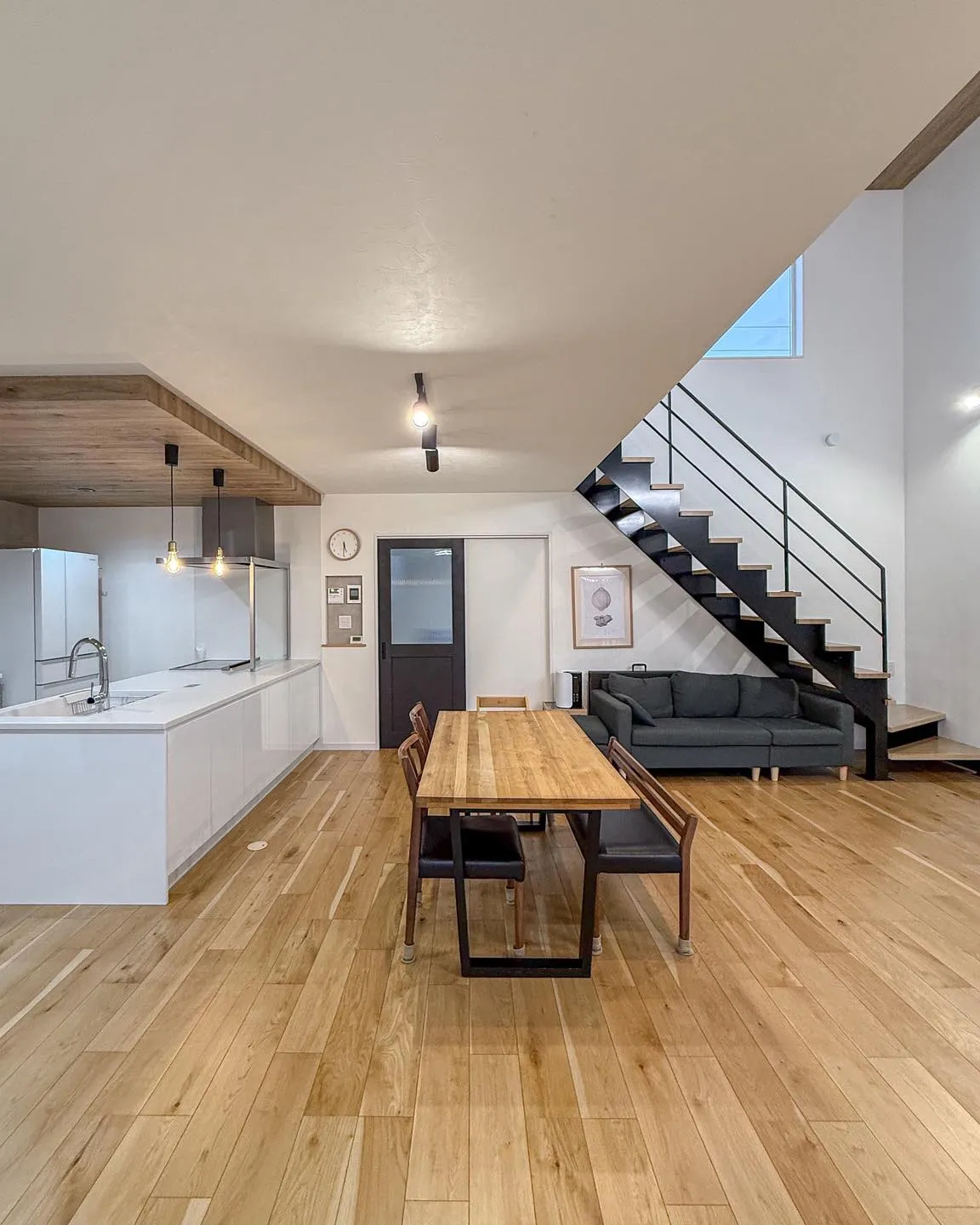 白の清潔感と木目の温もりが調和した心地よいお家🏡✨