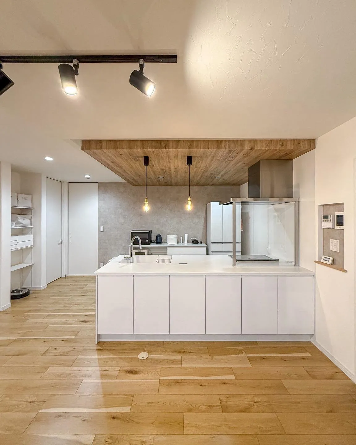 白の清潔感と木目の温もりが調和した心地よいお家🏡✨