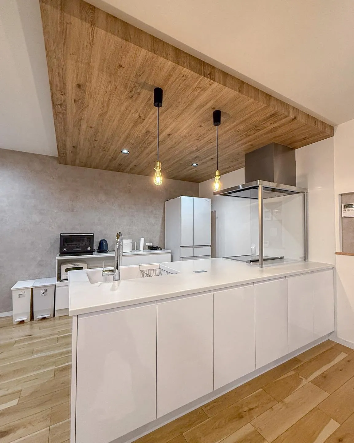 白の清潔感と木目の温もりが調和した心地よいお家🏡✨