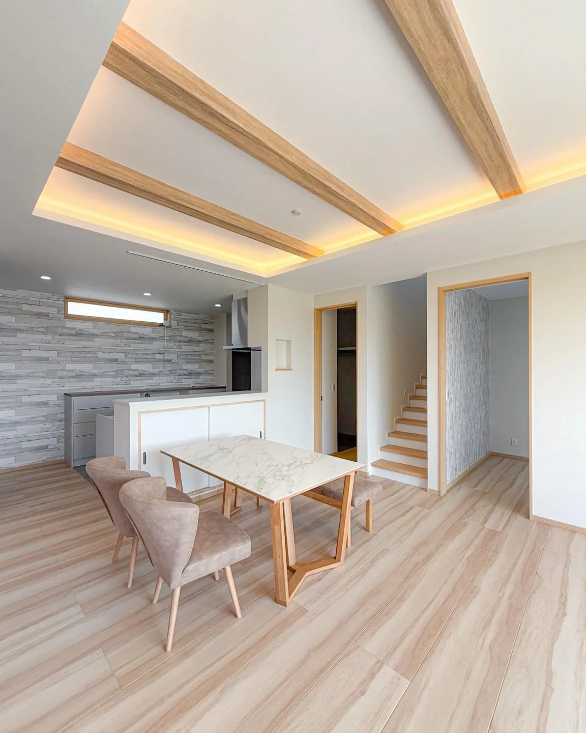 キッチンを中心に、ぐるっとつながる家事動線。