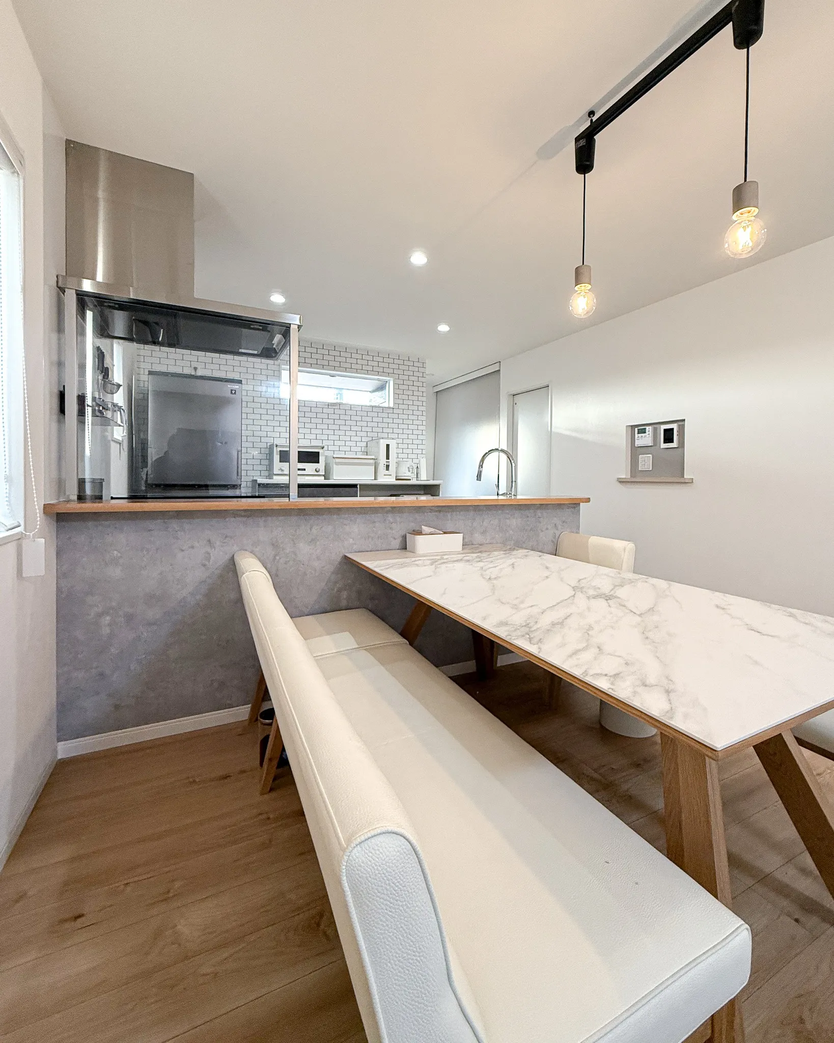 玄関からリビング、そしてダイニングへと自然につながる開放的な...