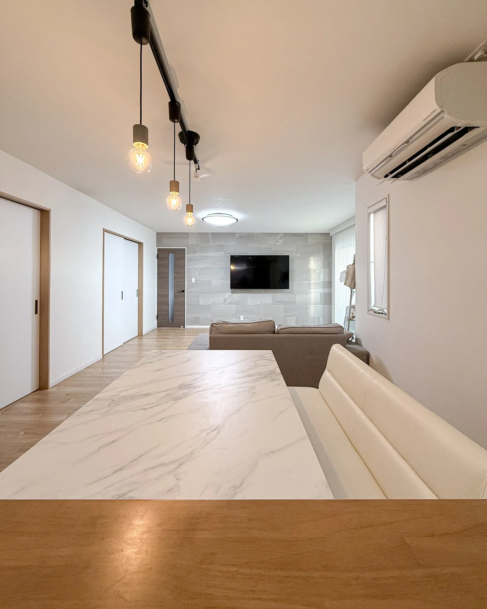 玄関からリビング、そしてダイニングへと自然につながる開放的な...