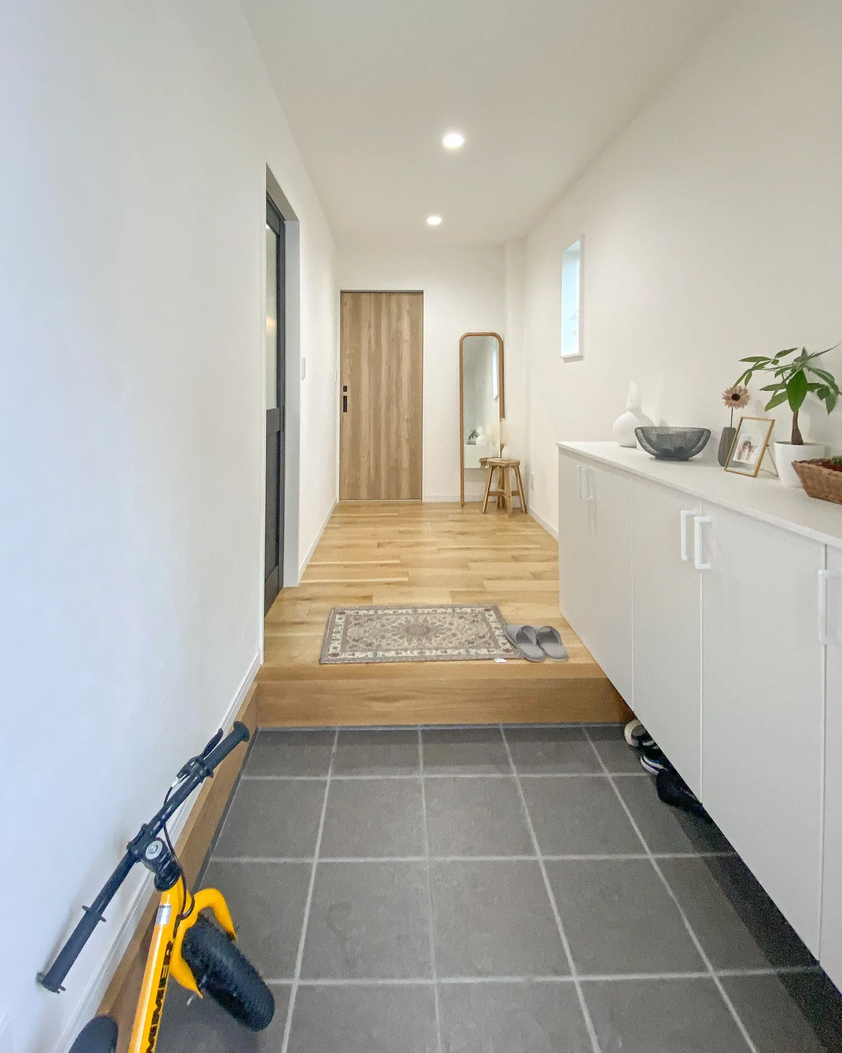 開放感あふれる吹き抜けと、ナチュラルな素材感が魅力のお家をル...