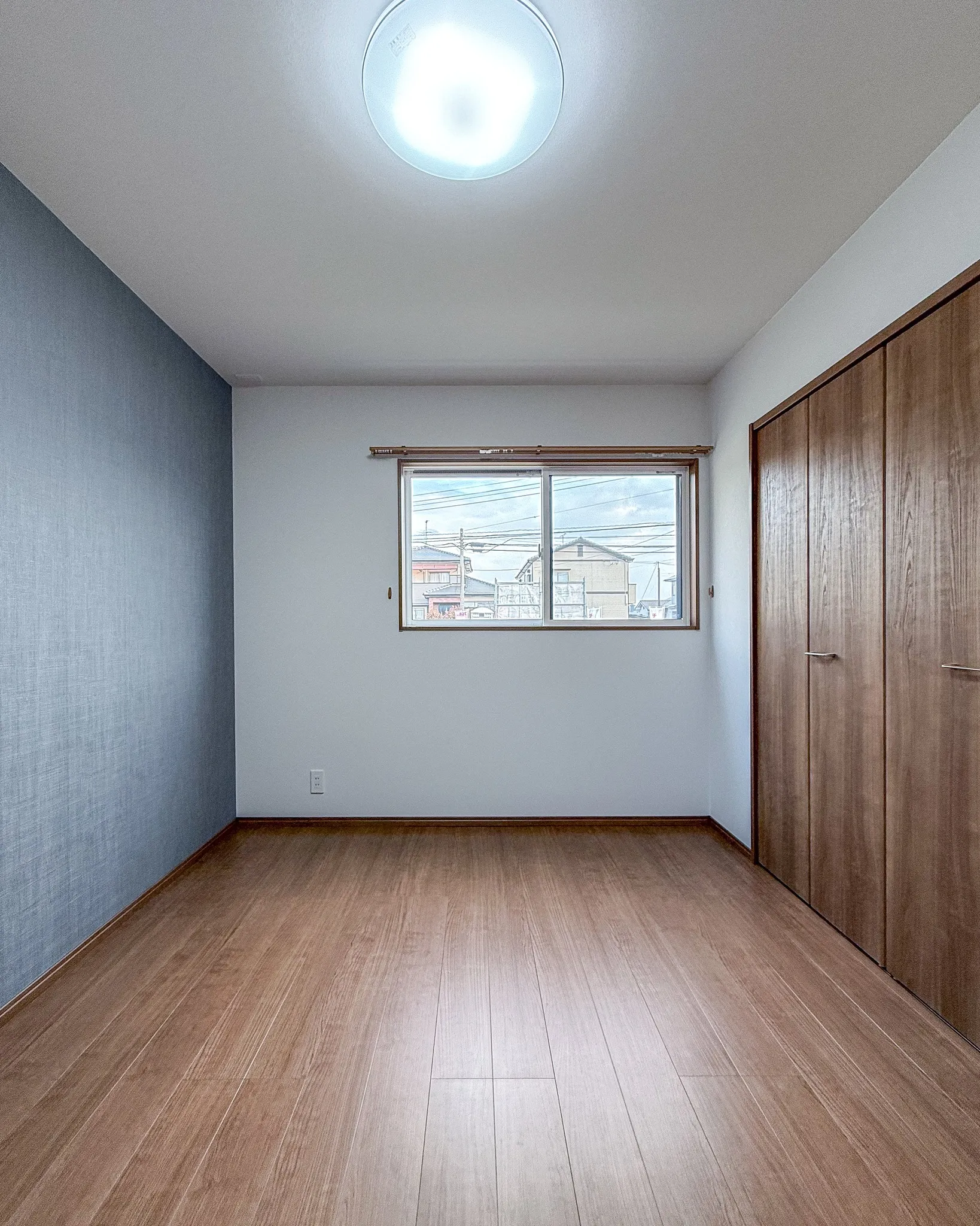 キッチン上の下がり天井で空間にリズムを生む美しい設計のLDK...