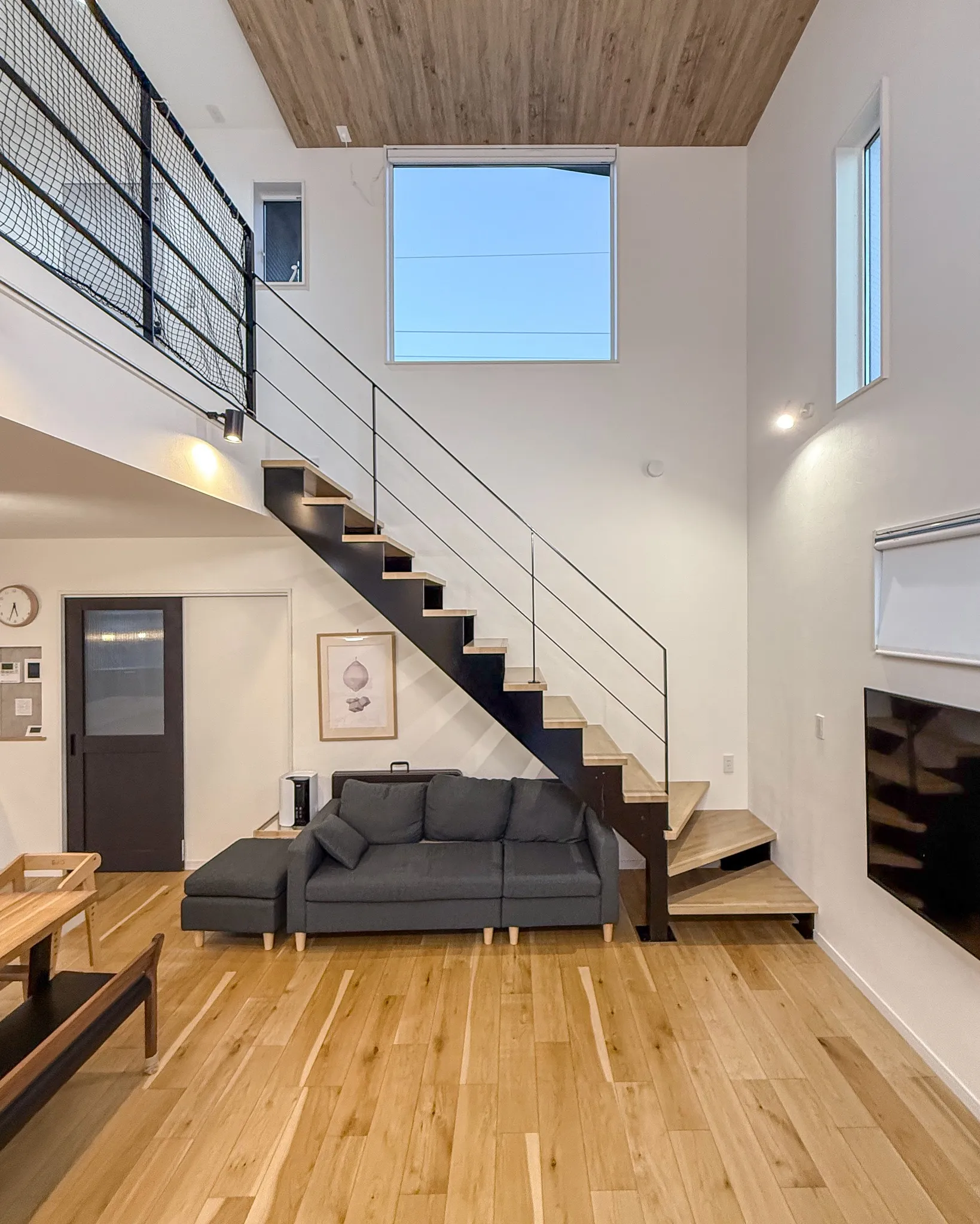 自然素材とモダンなデザインが調和する贅沢なLDK🏠✨