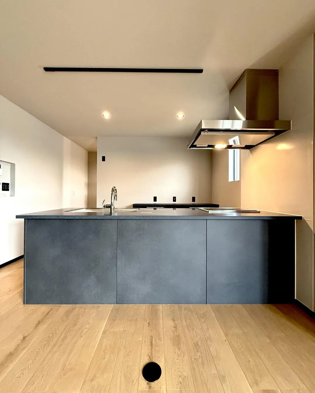 ガラス扉と吹き抜けが、空間に抜け感を。