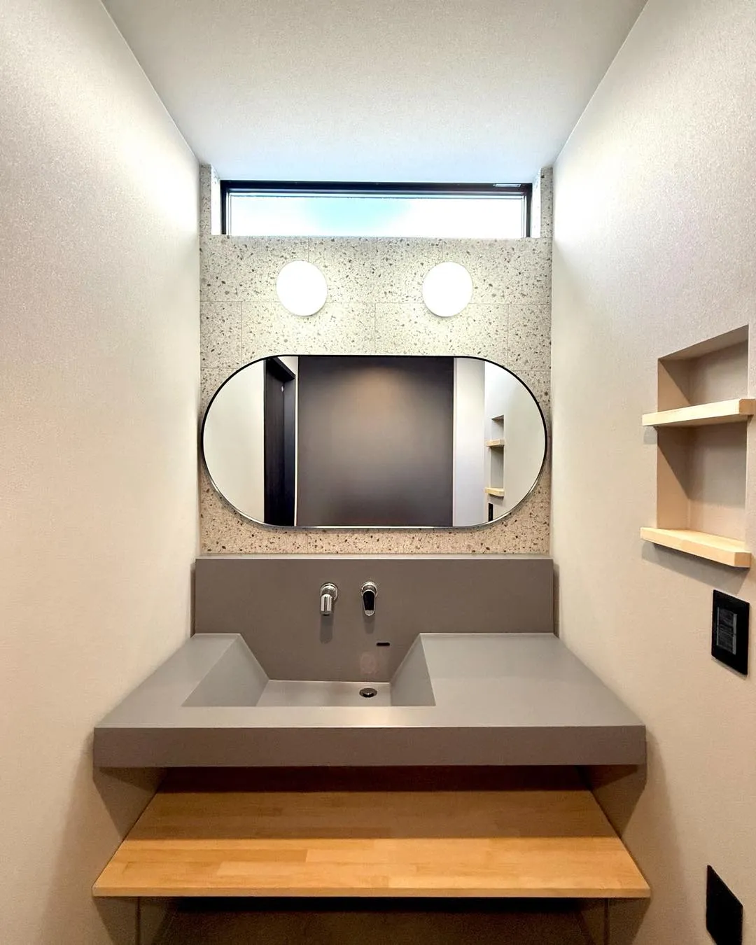 ガラス扉と吹き抜けが、空間に抜け感を。