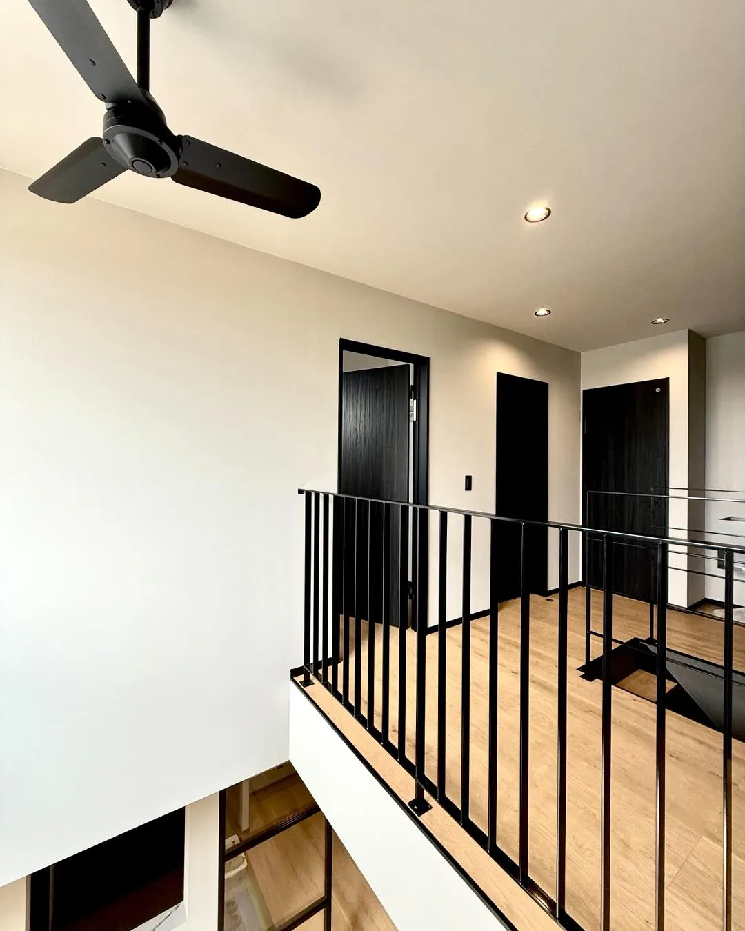 ガラス扉と吹き抜けが、空間に抜け感を。