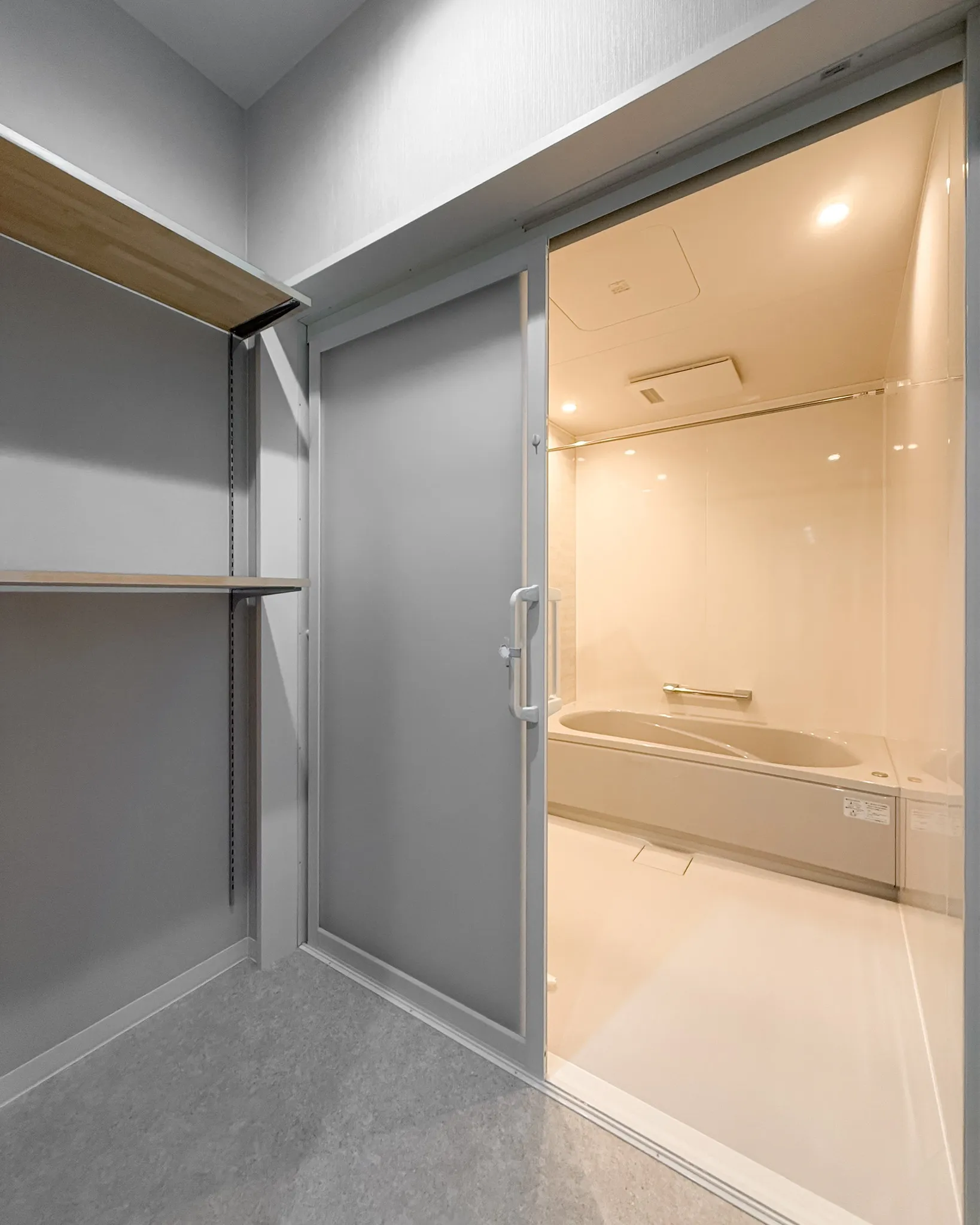 落ち着いたトーンで、清潔感と上品さを両立した水回り。