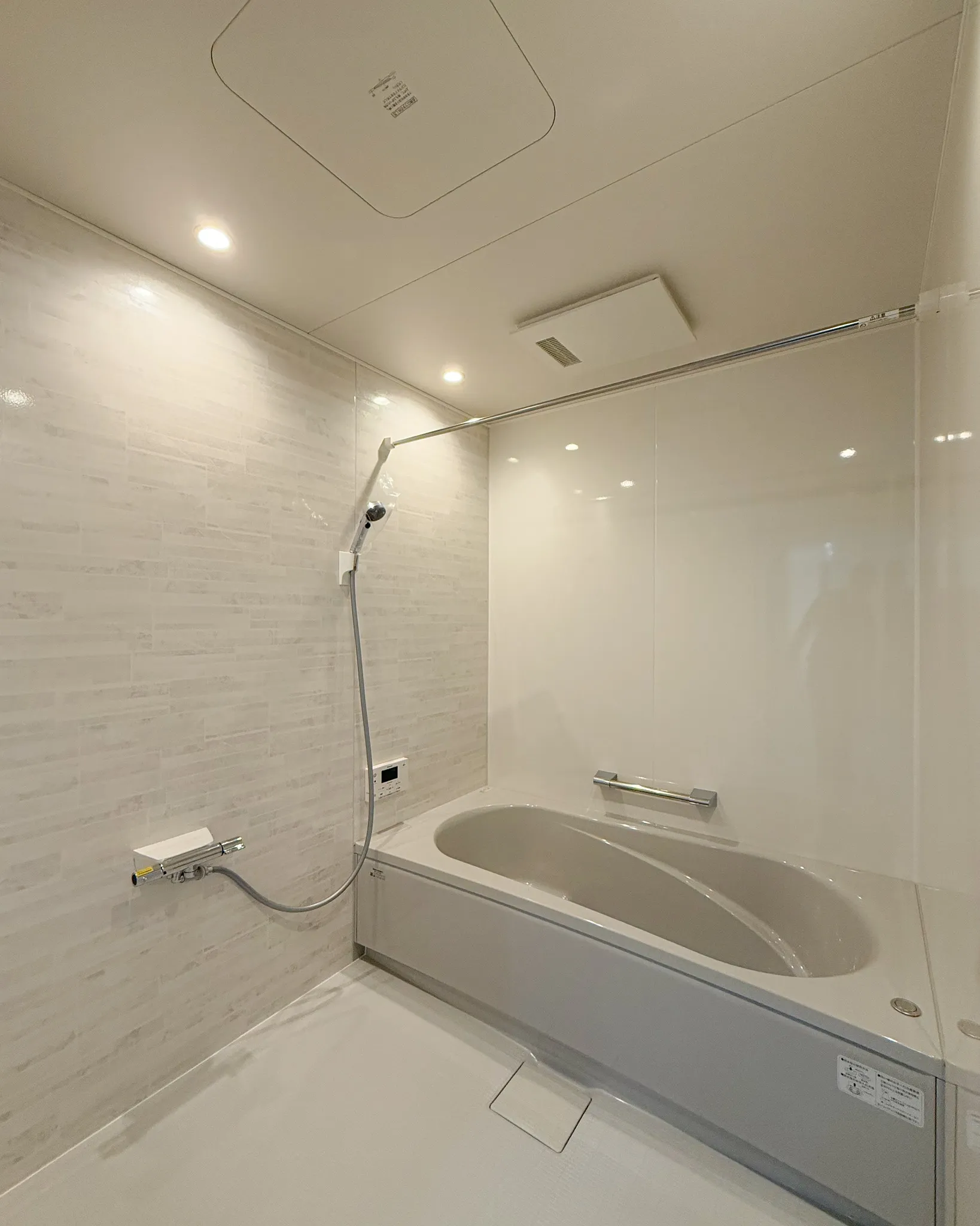 落ち着いたトーンで、清潔感と上品さを両立した水回り。