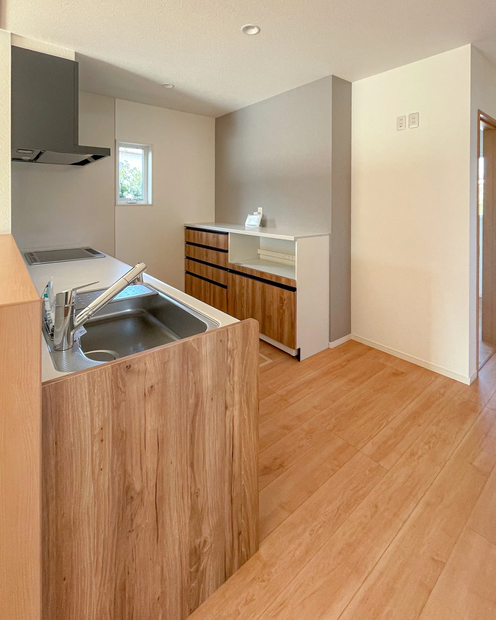 ナチュラルな木目と優しい色合いが広がるお家をルームツアーでご...