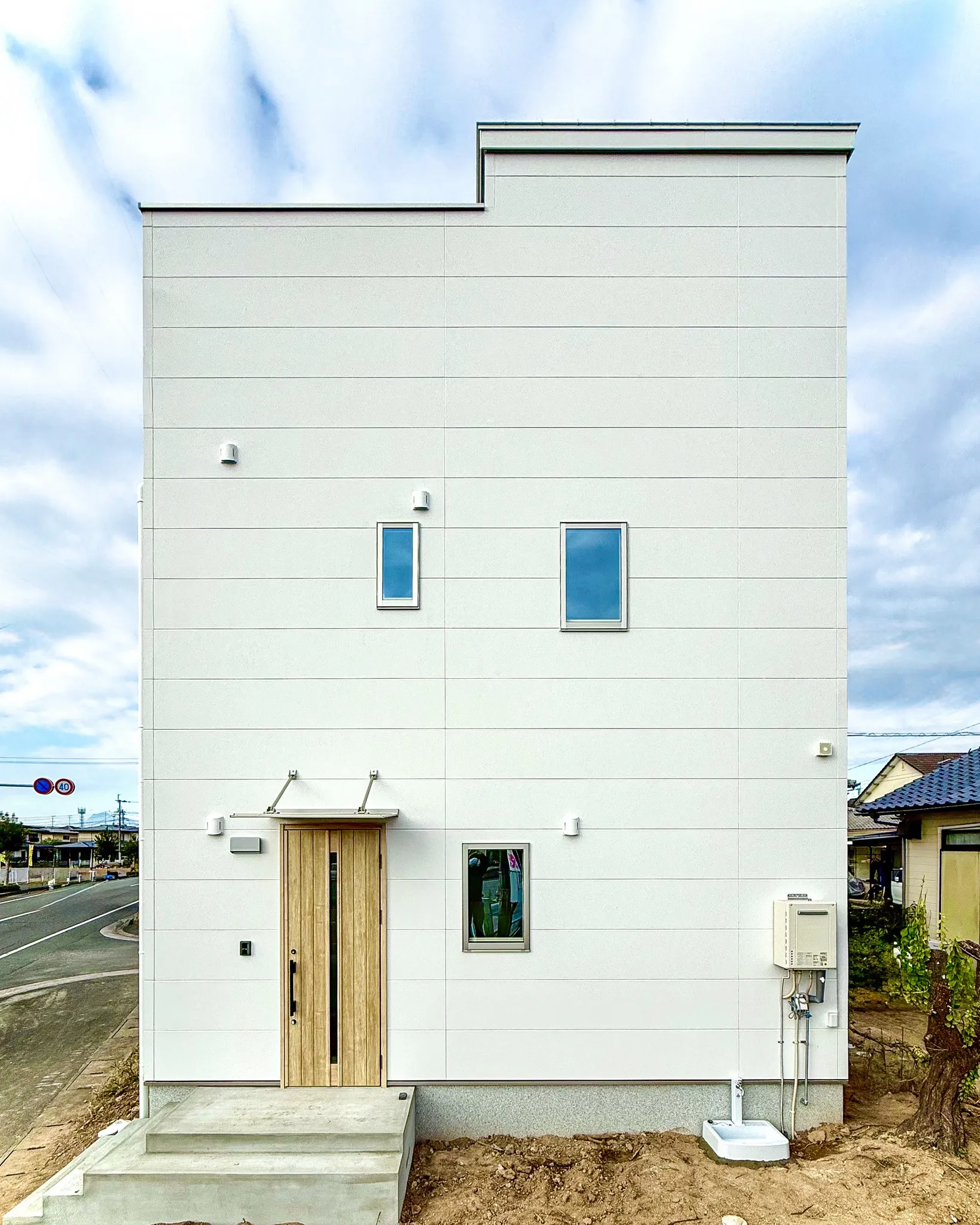 光を取り込む、白い外観の美しさ🏡✨