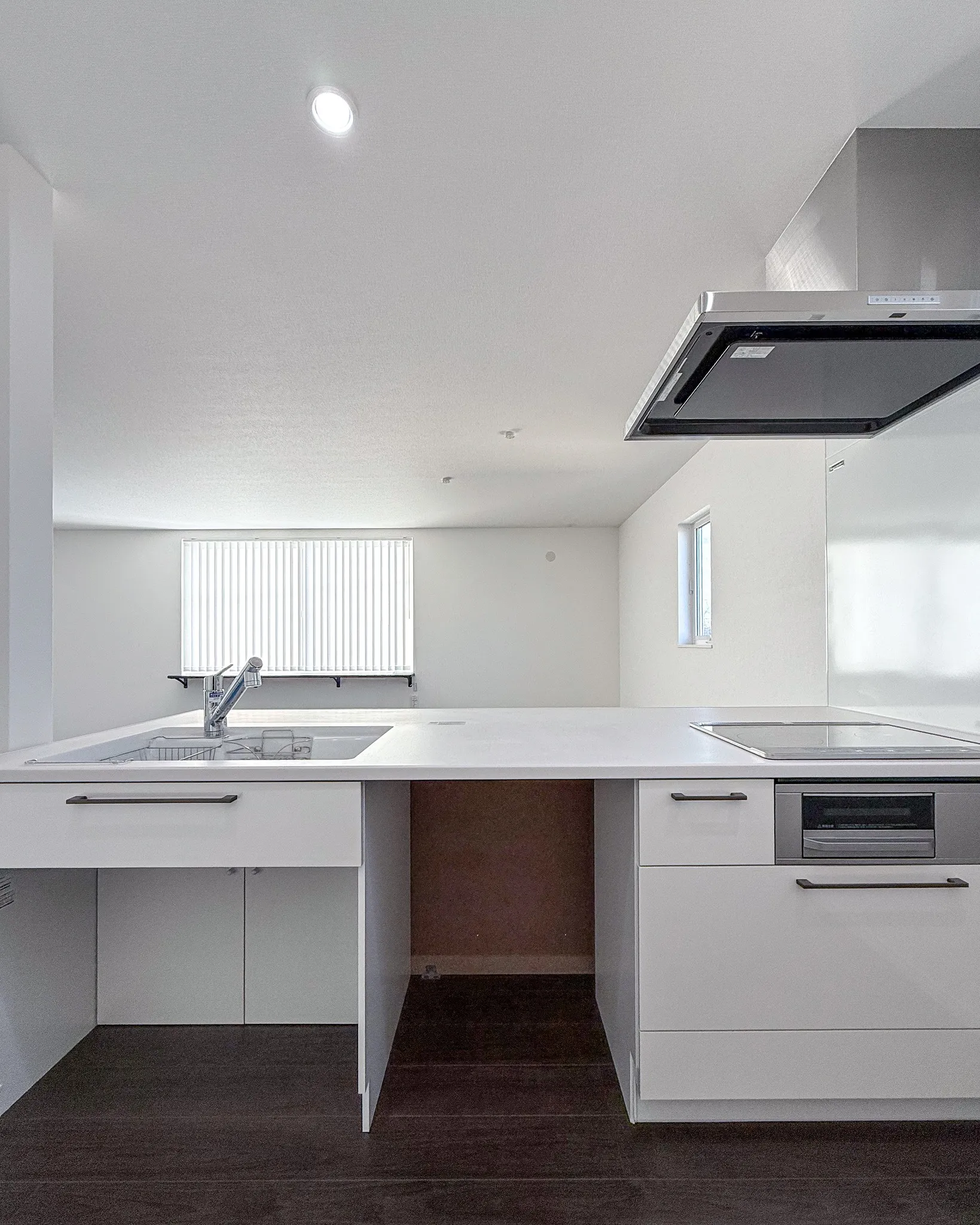 光を取り込む、白い外観の美しさ🏡✨