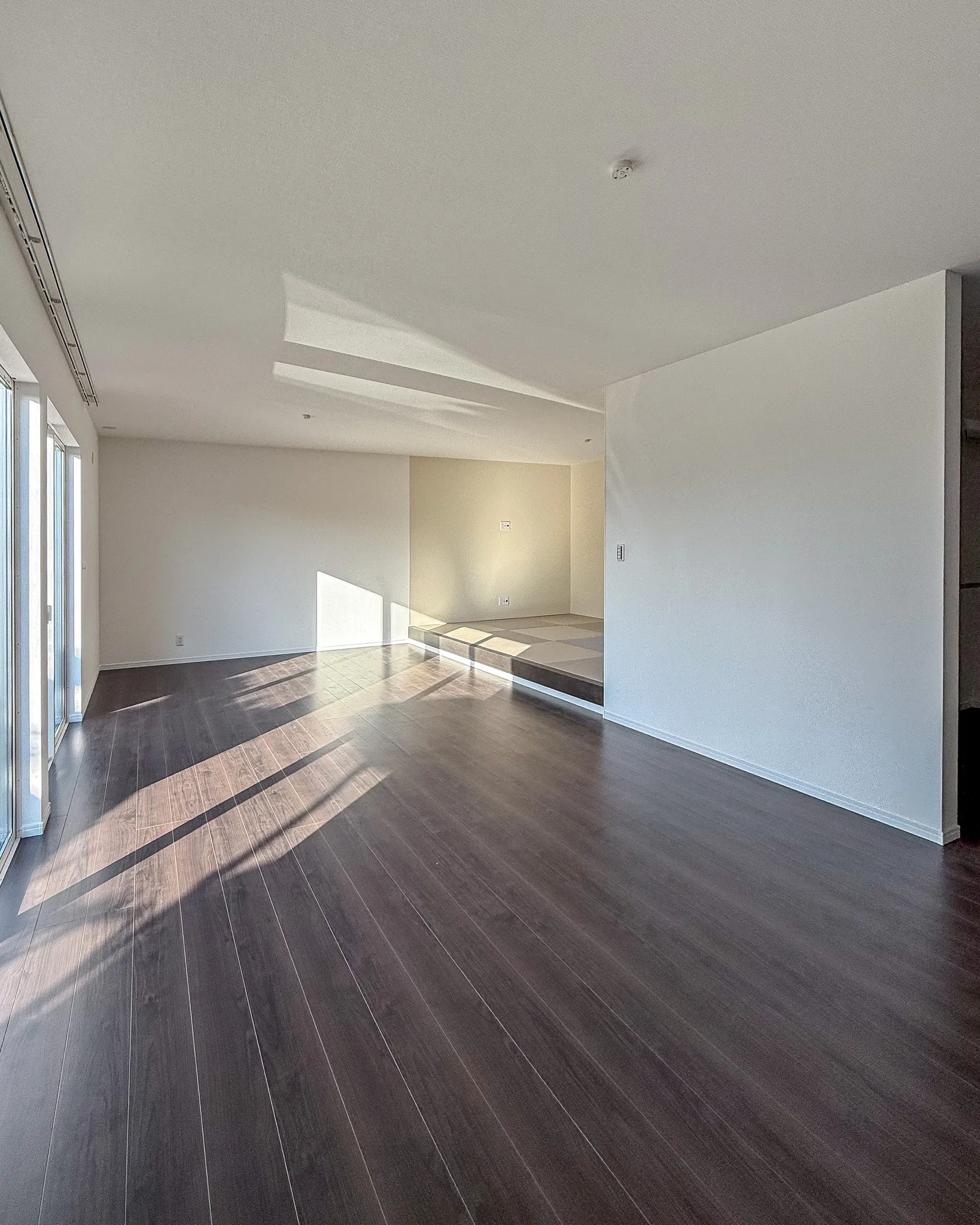 光を取り込む、白い外観の美しさ🏡✨