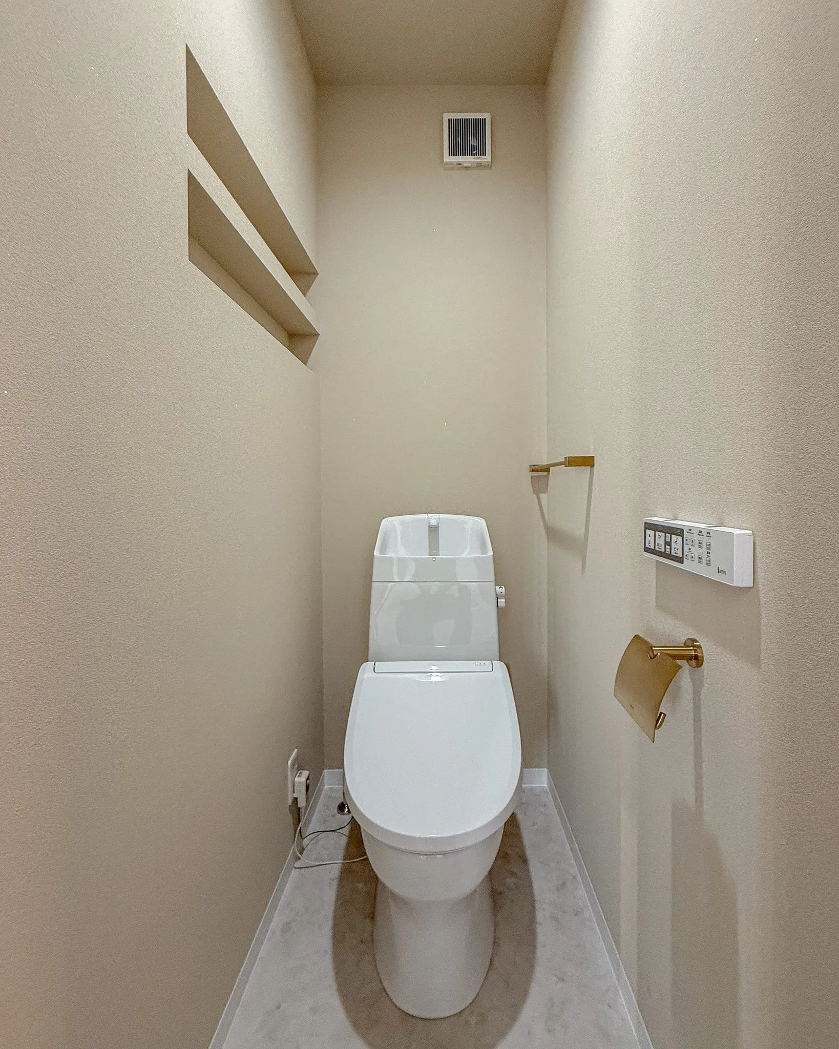 光を取り込む、白い外観の美しさ🏡✨