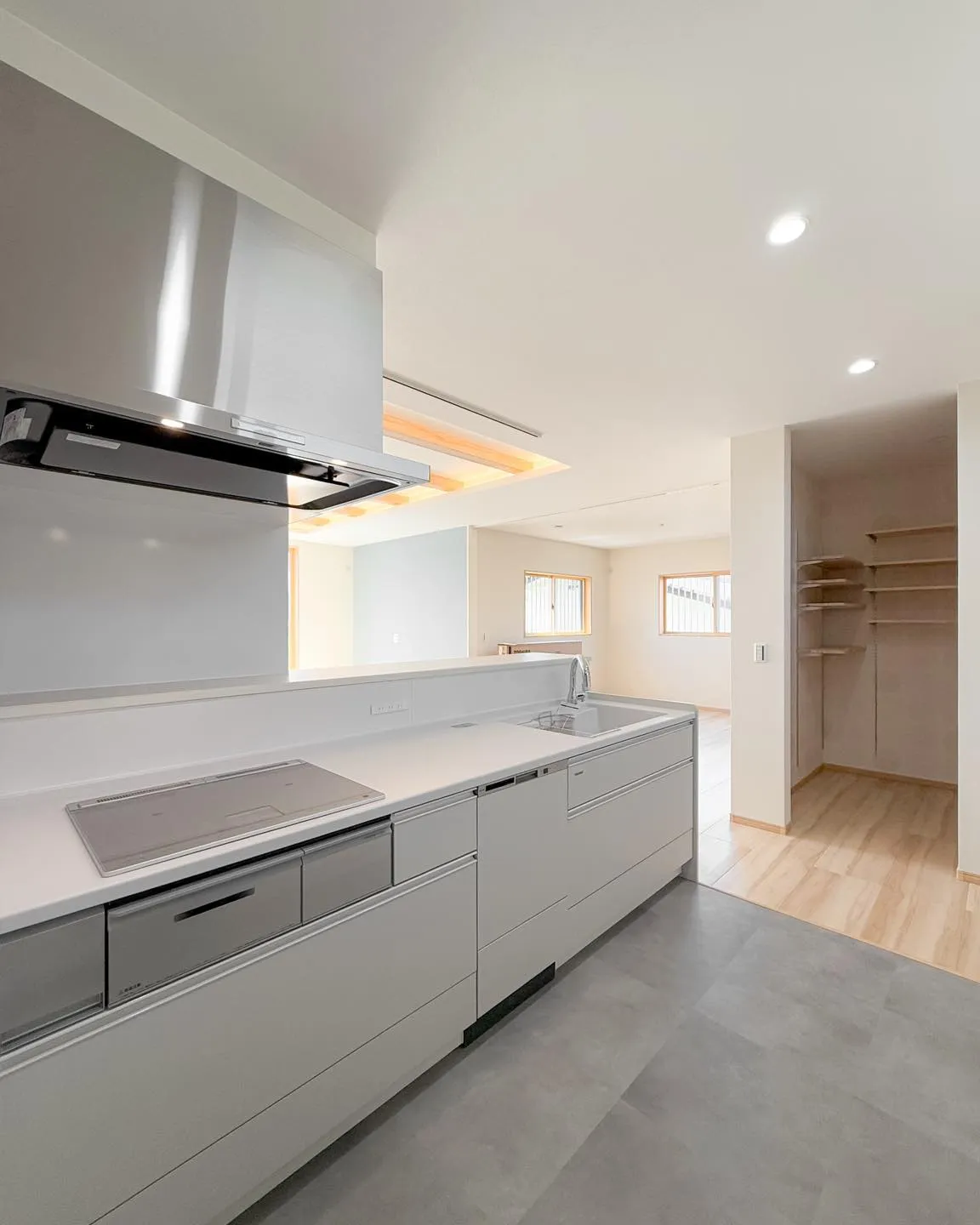 キッチンを中心に、ぐるっとつながる家事動線。